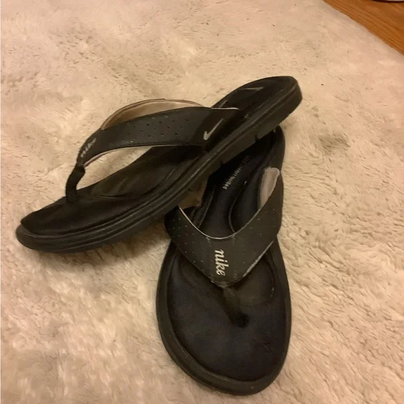 Nike Women's Black Flip Flops - Picture 4 of 5